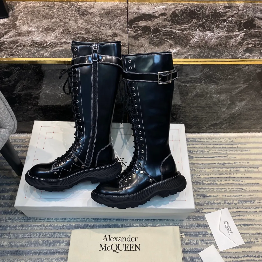 👟👟Ex-factory price 760👟👟MCQ McQueen boots ▪️The latest new color series of Alexander McQu**▪️2020s counter ────────────────This can completely replace its previous popular white shoe series 🎉 It is not picky about the foot shape at all, and it looks great on the foot ▪️Upper: exclusive custom-made original open-edge beaded cowhide ▪️ Inside: original customized sheepskin ➕ genuine leather welt ▪️Exclusive molded original outsole Anti-slip T👟👟Factory price U outsole Size 35-39 [40 can be customized and non-refundable]